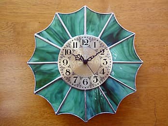 時計の針を取り付けてある軸を中心にして、ステンドグラス部を少しだけ回して固定した場合のステンドグラス時計 グリーン12P