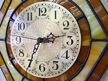ステンドグラス製の掛け時計 キャラメルイエロー（六角形）の文字盤と針のクローズアップ画像