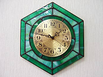 緑色のステンドグラスで作った六角形の掛け時計