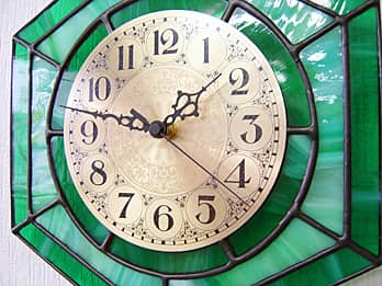 ステンドグラス時計 グリーン（六角形）の文字盤と針のクローズアップ画像