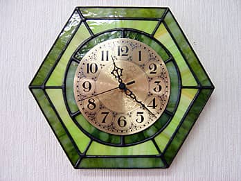 深緑色と黄緑色のステンドグラスで作った六角形の掛け時計