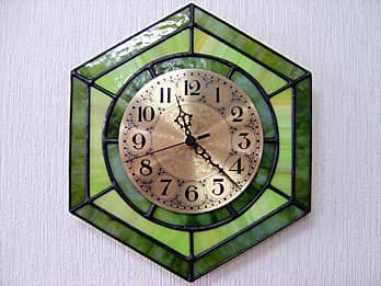 時計針を取り付ける軸を中心にして、六角形のステンドグラス部を少しだけ回して固定した場合のステンドグラス製掛け時計 リーフグリーン（六角形）