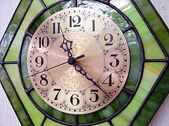 「ステンドグラス時計・リーフグリーン（六角形）」の文字盤と針のクローズアップ画像