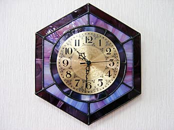 紫色のステンドグラスで作った六角形の掛け時計