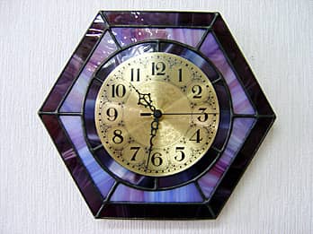 時計針の軸を中心にして、六角形のステンドグラス部を少しだけ回して固定した場合のステンドグラス製掛け時計 パープル（六角形）