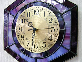 ステンドグラス製掛け時計 パープル（六角形）の文字盤と針のクローズアップ画像