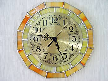 イエローのステンドグラスで作った十二角形の掛け時計