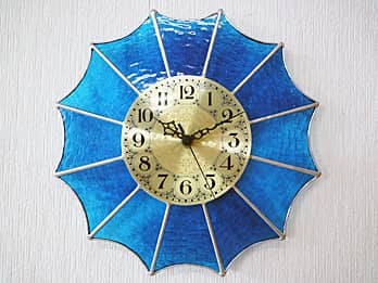 時計の針を取り付ける軸を中心にして、ステンドグラス部を少しだけ回して固定した場合のステンドグラス時計 マリンブルー12P