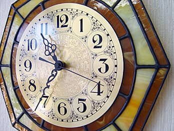 ステンドグラス製の掛け時計 キャラメルイエロー（八角形）の文字盤と針のクローズアップ画像