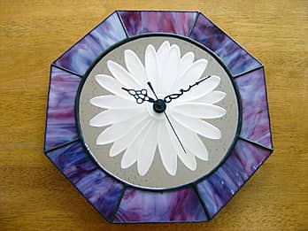カモミールを彫刻したエッチングミラーと、紫色のステンドグラスで作った八角形のステンドグラス時計