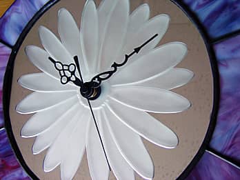 時計中央の丸い鏡に彫刻した「カモミールの花」のクローズアップ画像