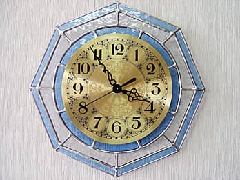 八角形のステンドグラス製掛け時計・ブルー/クリア