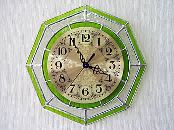 時計の針を取り付ける軸を中心にして、八角形のステンドグラス部を少しだけ回して固定した場合のステンドグラスのインテリアクロック グリーン/クリア（八角形）
