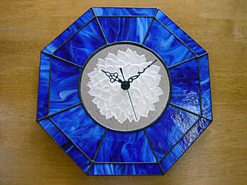 ダリアを彫刻した鏡と青色のステンドグラスで作った八角形の掛け時計