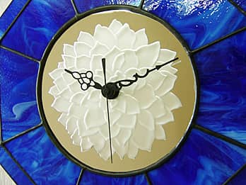 時計中央の鏡に彫刻した、「ダリアの花」のクローズアップ画像