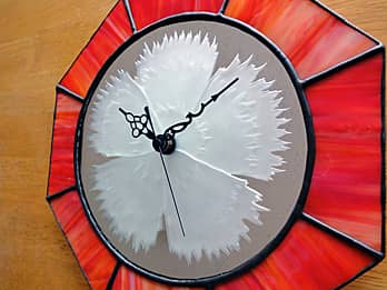 時計中央の鏡に彫刻した、「ナデシコの花」のクローズアップ画像
