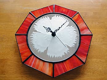 時計の針を取り付ける軸を中心にして、八角形のステンドグラス部を少しだけ回して固定した場合のステンドグラス時計 ナデシコ（八角形）