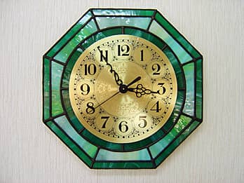 グリーンのステンドグラスで作った八角形の掛け時計