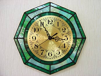 時計の針を取り付ける軸を中心にして、八角形のステンドグラス部を少しだけ回して固定した場合のステンドグラス製掛け時計 グリーン（八角形）