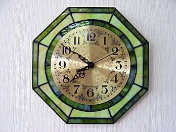深緑色と黄緑色のステンドグラスで作った八角形の掛け時計