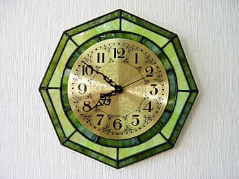 時計針の軸を中心にして、八角形のステンドグラス部を少しだけ回して固定した場合のステンドグラスのインテリアクロック リーフグリーン（八角形）