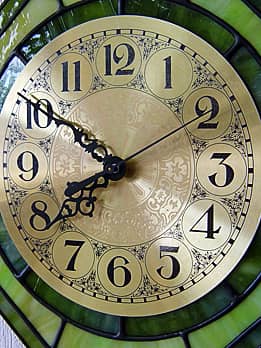 「ステンドグラス時計・リーフグリーン（八角形）」の文字盤と針のクローズアップ画像