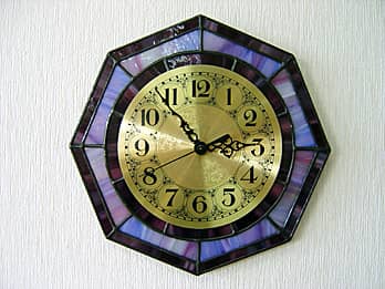 紫色のステンドグラスで作った八角形の掛け時計