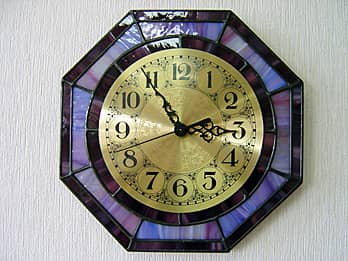 時計針の軸を中心にして、八角形のステンドグラス部を少しだけ回して固定した場合のステンドグラス製掛け時計 パープル（八角形）