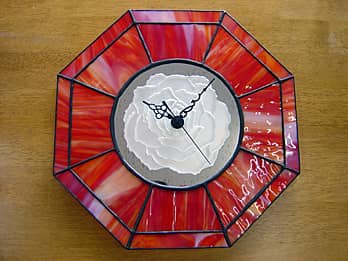 バラの彫刻を施した八角形のステンドグラス時計