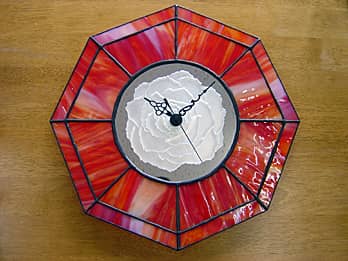 時計針の軸を中心にして、八角形のステンドグラス部を少しだけ回して固定した場合のステンドグラス時計 バラ（八角形）