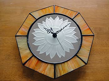 時計針の軸を中心にして、八角形のステンドグラス部を少しだけ回して固定した場合のステンドグラス時計 ひまわり（八角形）