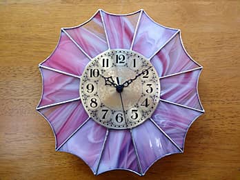 開いた傘を上から見たような形のステンドグラス時計 ピンク12P