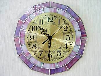 時計針の軸を中心にして、十二角形のステンドグラス部を少しだけ回して固定した、ステンドグラス製の掛け時計 バイオレット