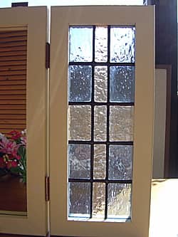 ステンドグラス製の両開き扉付きの鏡